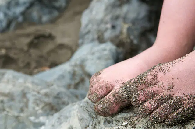 babies-beach-toes-hands-remove-sand