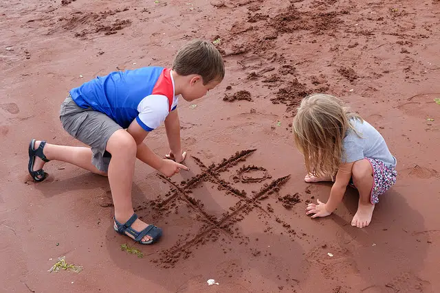 beach-noughts-crosses-kids-game