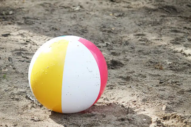 beach-squirt-ball-game